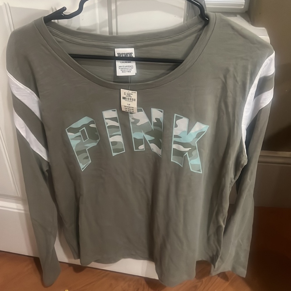 Super cute VS shirt🎄 - Picture 4 of 4